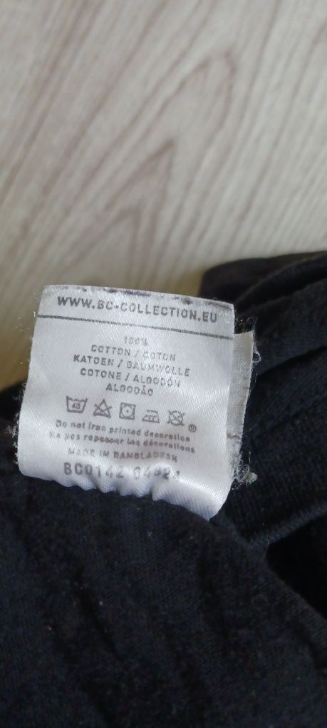 Czarny tshirt z zielonym i czerwonym ludzikiem B&C rozm.M