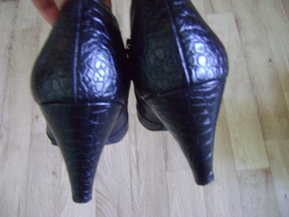 ботинки женские демисезон.JUMEX р 39(25 см) и Clarks 40 (26 см)