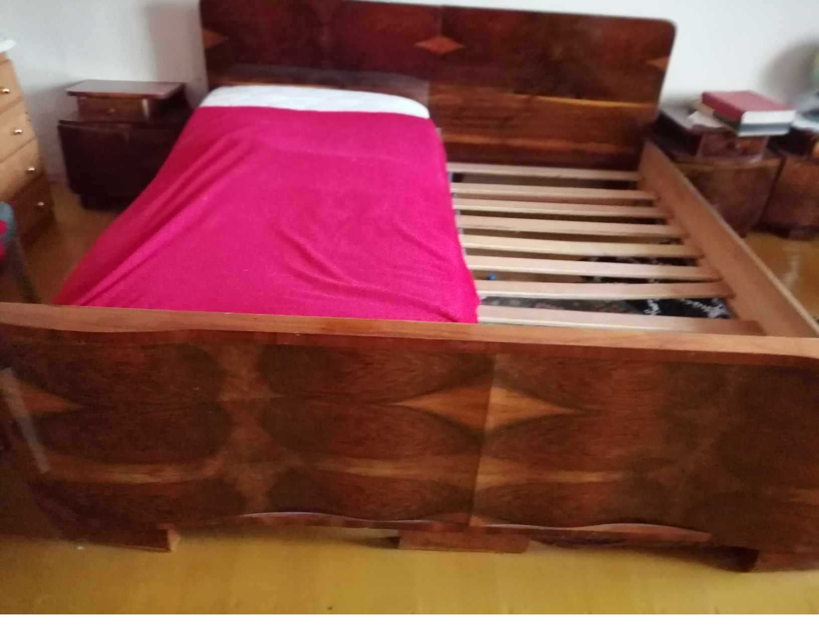 duże łóżko z politurą