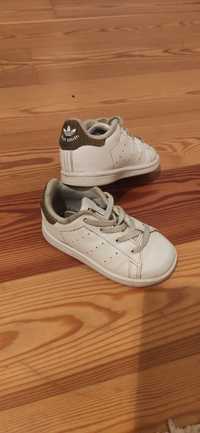 Sapatilhas de bebé da marca Adidas Stan Smith