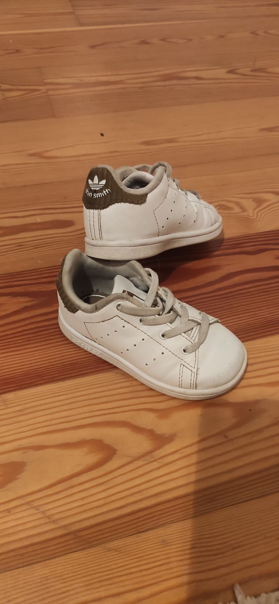 Sapatilhas de bebé da marca Adidas Stan Smith