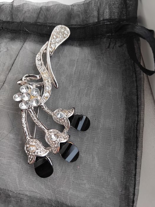 Брошка -веточка с бутонами