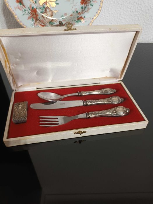 Estojos com peças em prata