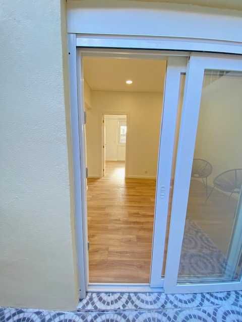Apartamento T2, com terraço, remodelado, junto ao comboio da Amadora.