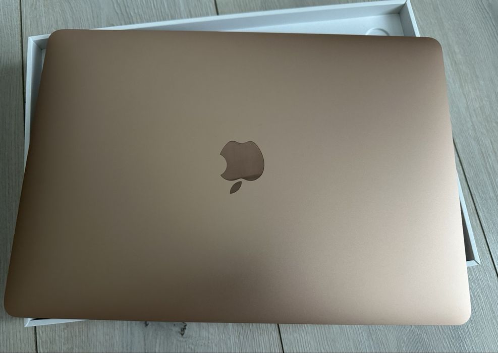 Macbook air M1 8 256  gb.