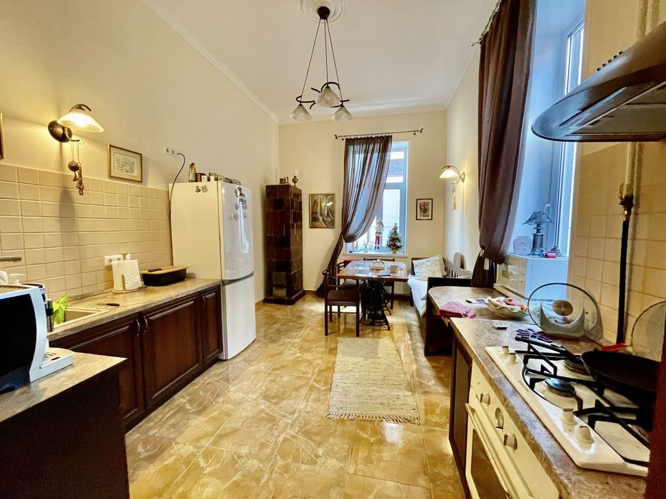 Продам 5 кімнатну квартиру в центрі