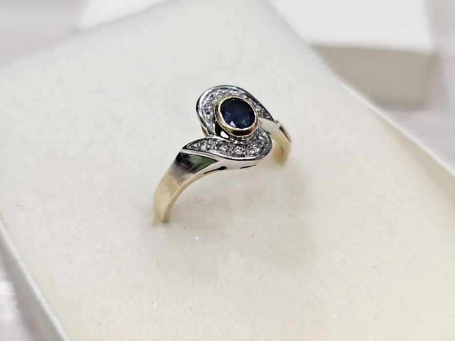 Złoty pierścionek z 10 BRYLANTAMI oraz naturalnym SZAFIREM PR 585