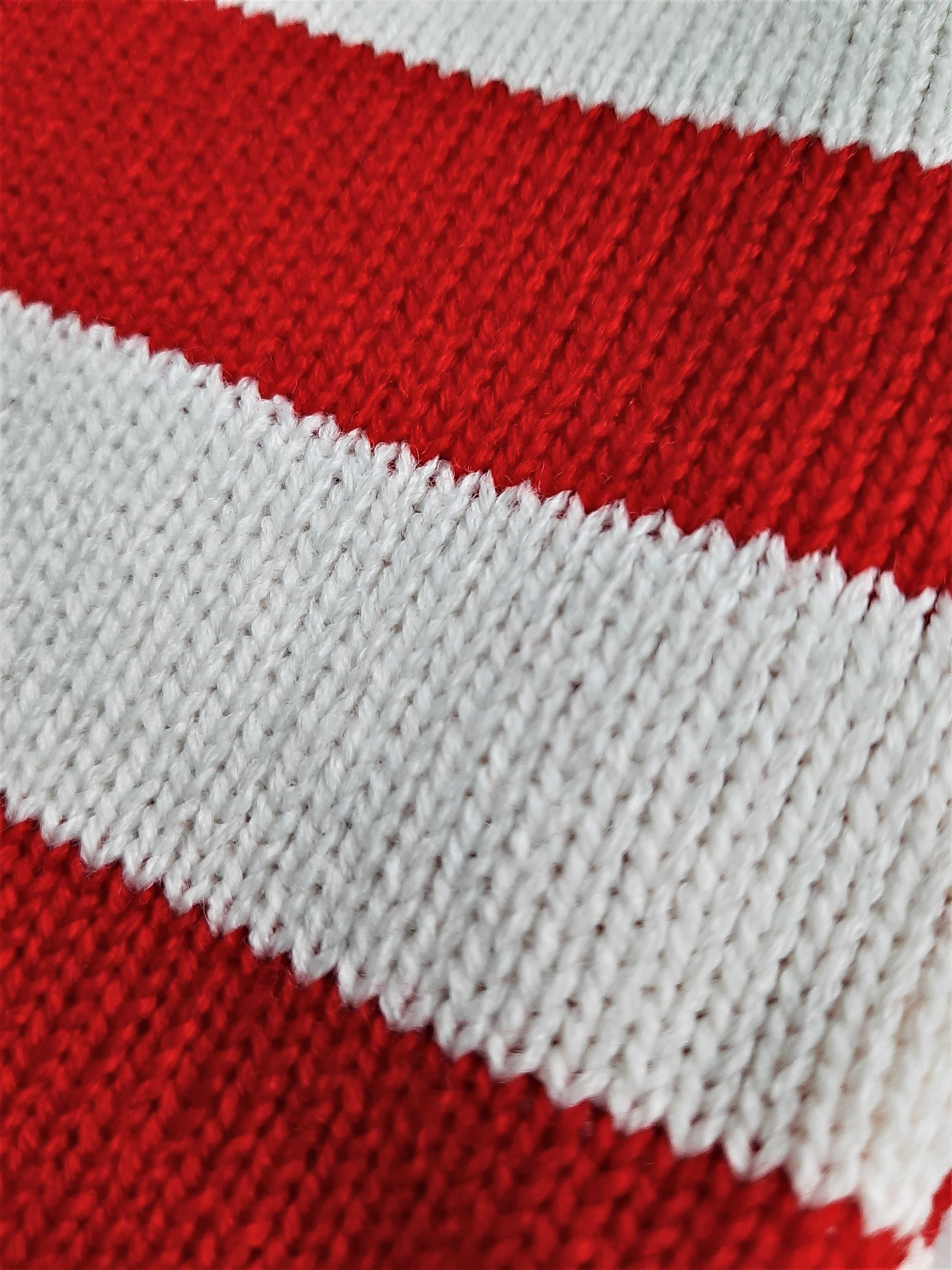 Шапка червона чоловіча в білі смужки демісезон/зима розмір 56-60