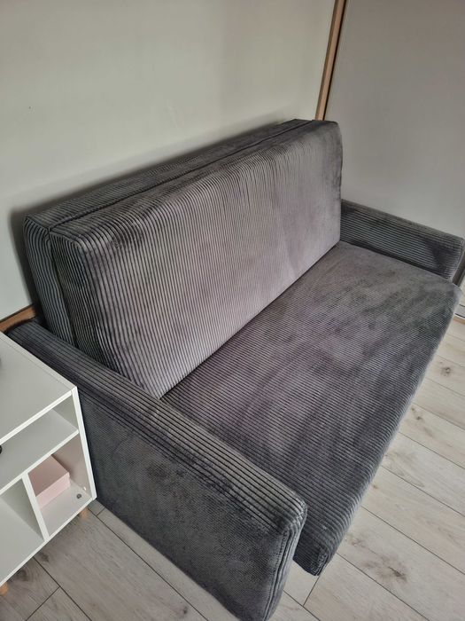 Komplet stół + 4 krzesła; rozkładana sofa
