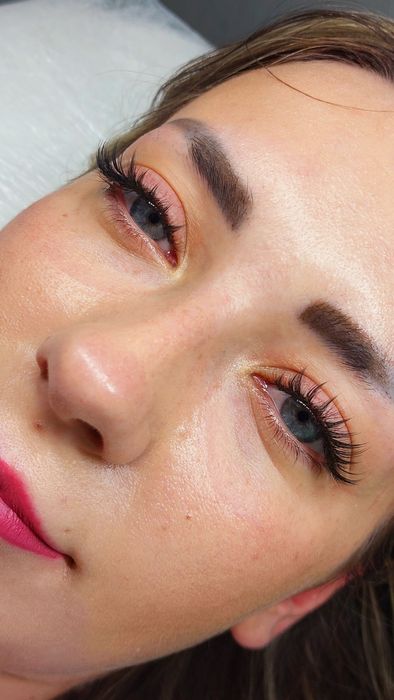 Наращивание  и ламинирование  ресниц. Покрытие  ногтей гель лаком.