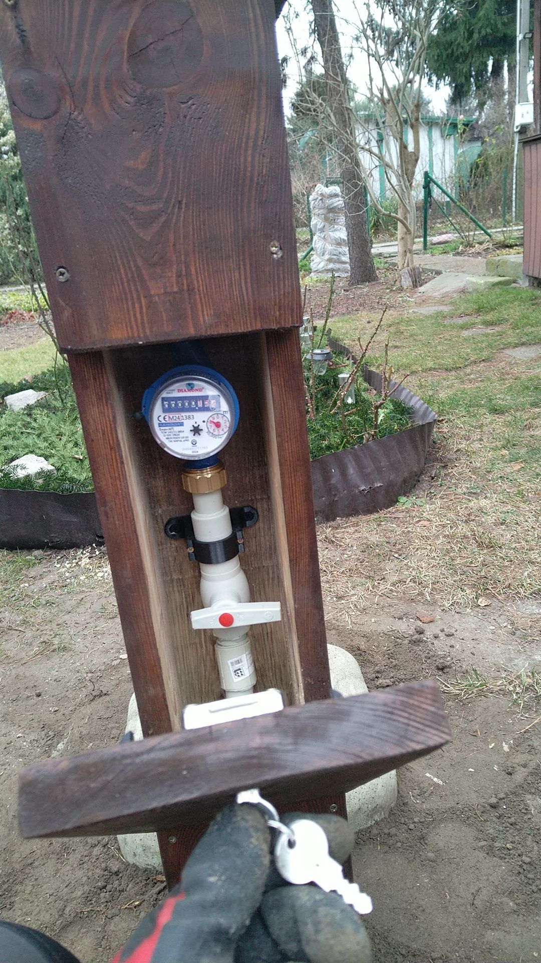 Hydrant ogrodowy, słupek drewniany z kranem, ujęcie wody