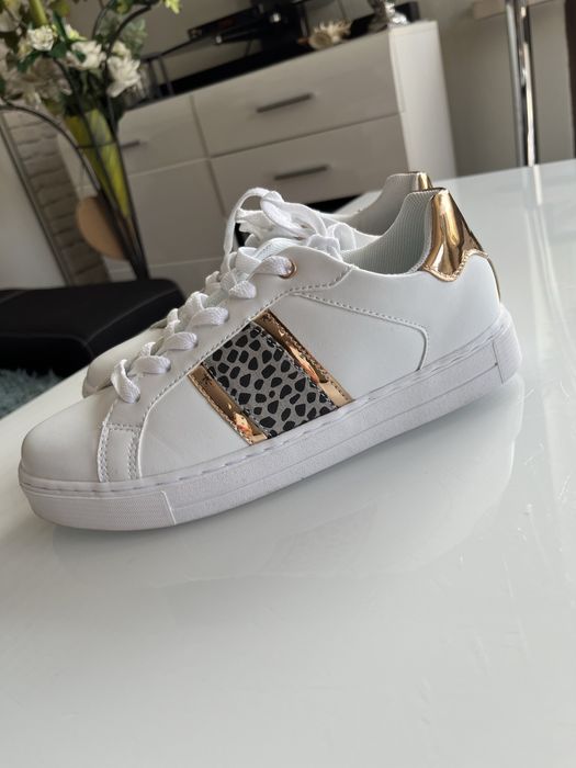 Nowe wiązane tenisówki roz 38 deichmann