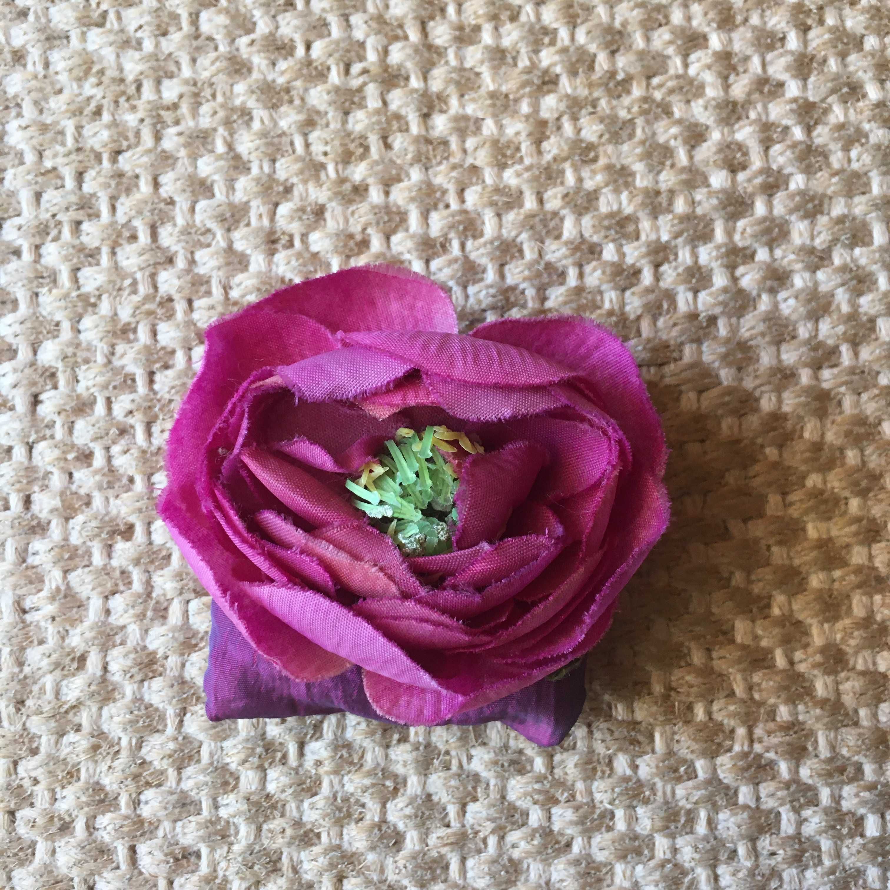 Mini almofadas em Shantung de seda com flor artificial