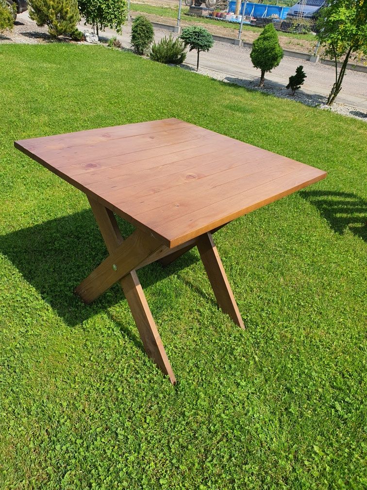 Komplet drewnianych krzeseł ogrodowych ze stolikiem