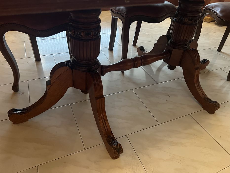 Mesa de sala e cadeiras