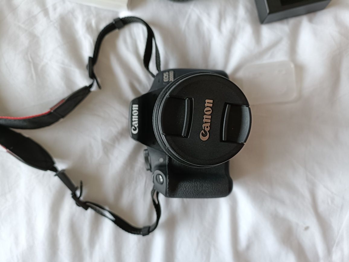 Conjunto máquina fotográfica Canon EOS 2000D