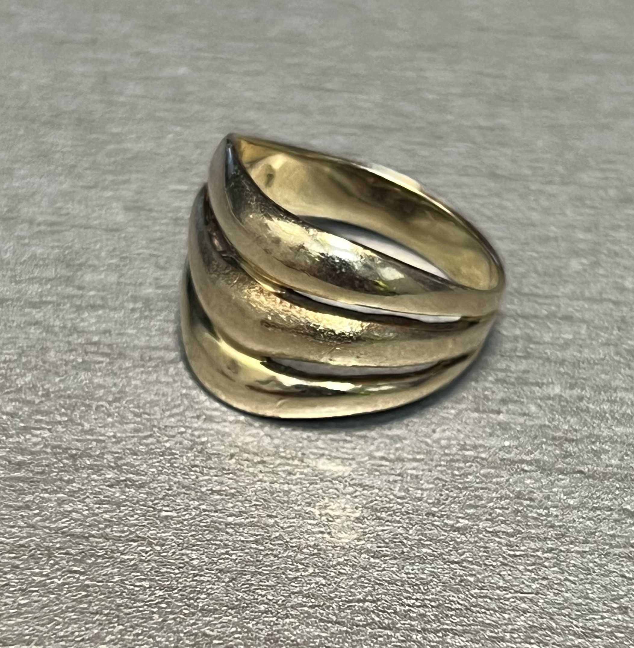 Złoty pierścionek 585-14 karatów.