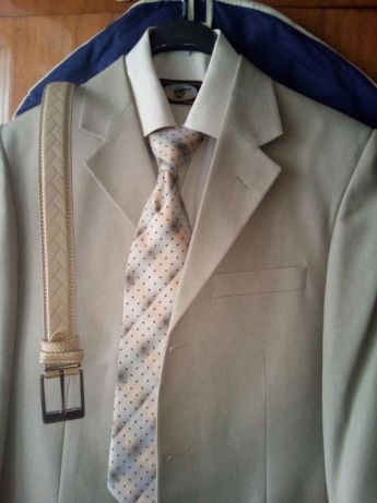 Классический костюм, вместе с рубашкой, галстуком, ремнем .