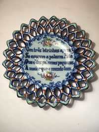 ALCOBAÇA - prato em cerâmica vazada, assinado, com 18 cm/s de diâmetro