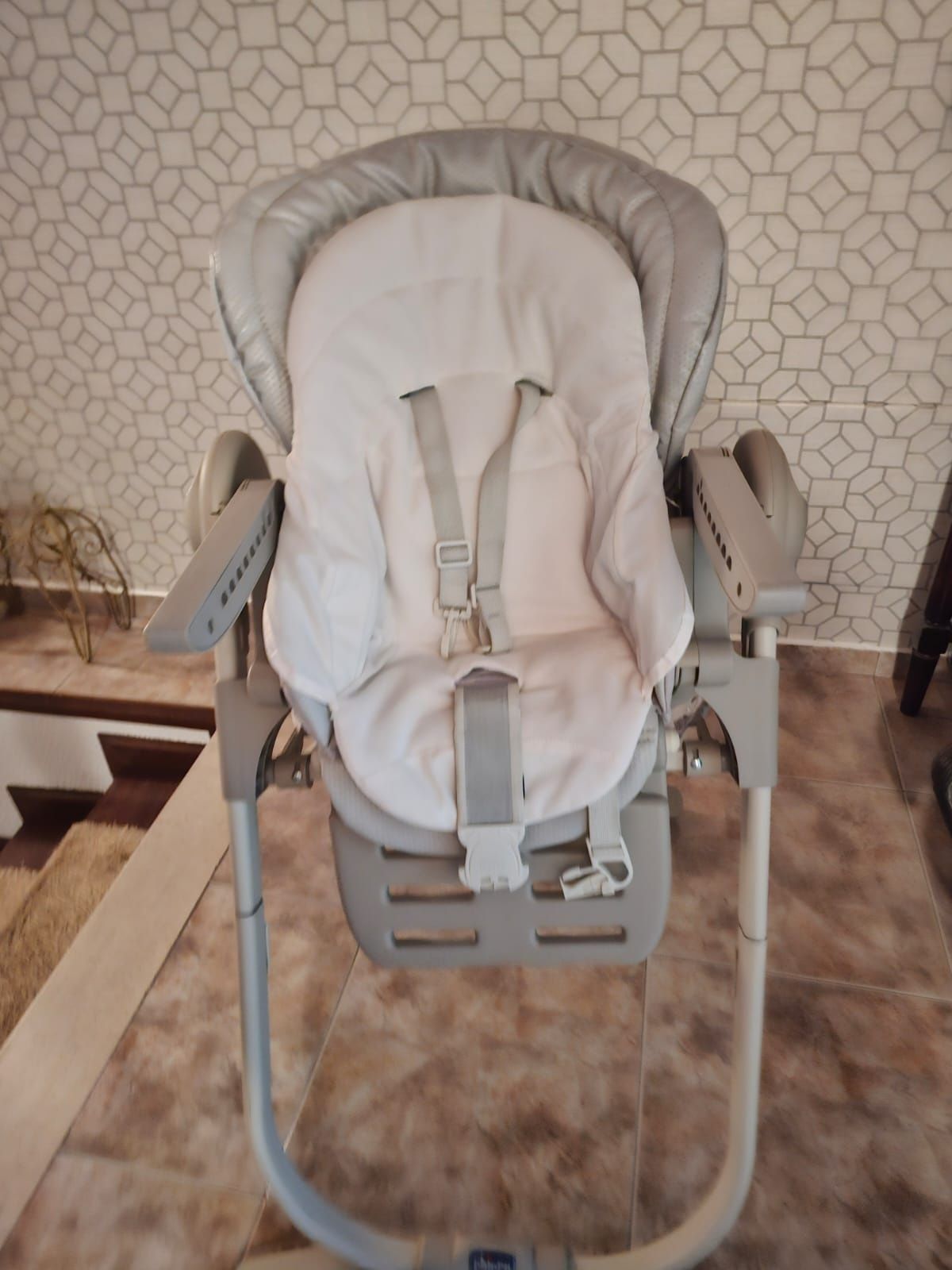 Marca Chicco: Cadeira para bebé; Cadeira de apoio; Cadeira de refeiçõe