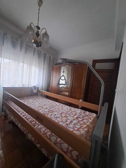 Cama elevatória elétrica Invacare e colchão antiescara. Menos 6 meses