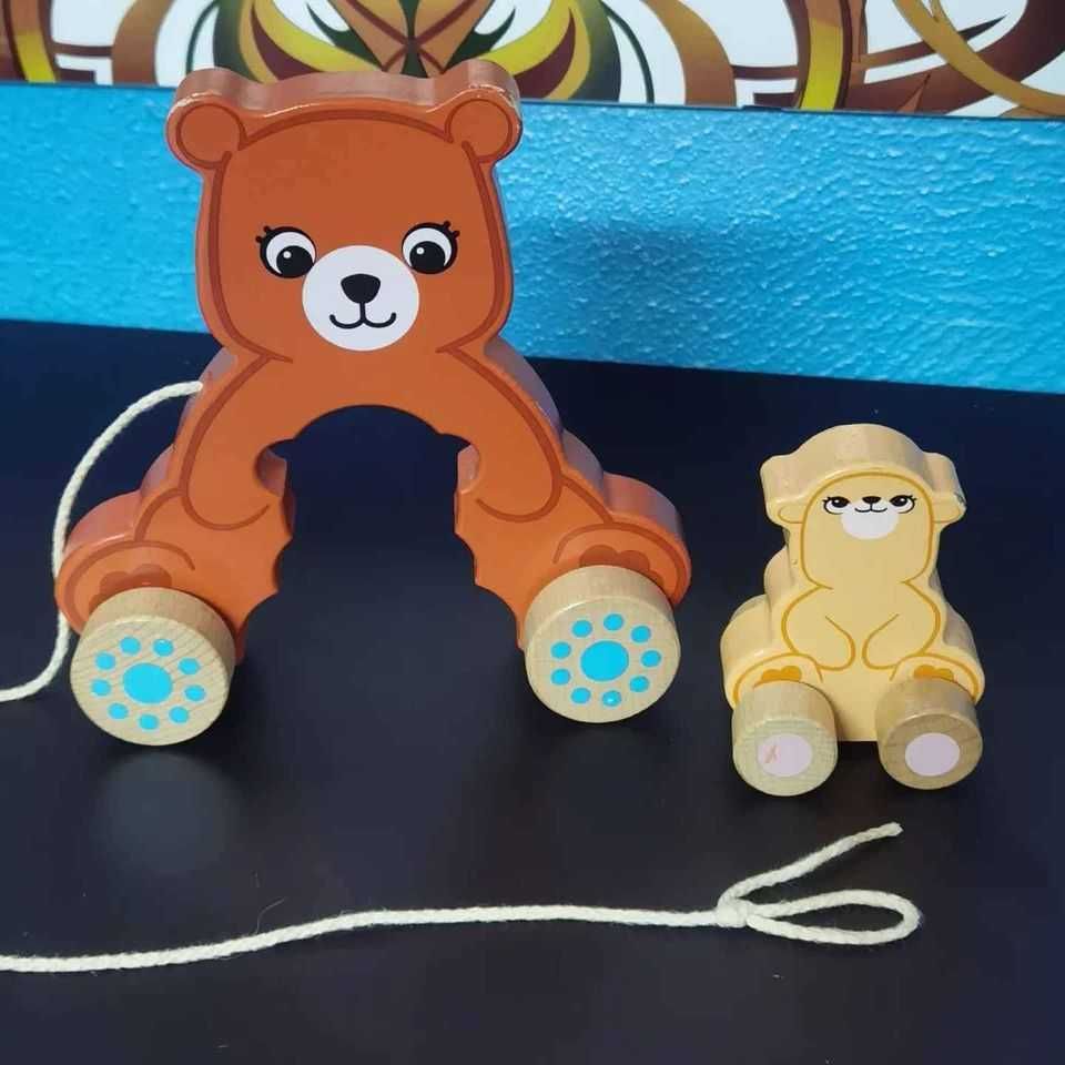 Brinquedo em Madeira com Ursinhos com rodas.