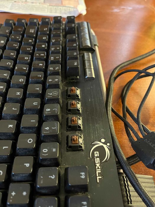 Teclado RipJaws KM780 Cherry MX Brown