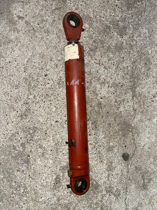 Siłownik nagarniacza Bizon