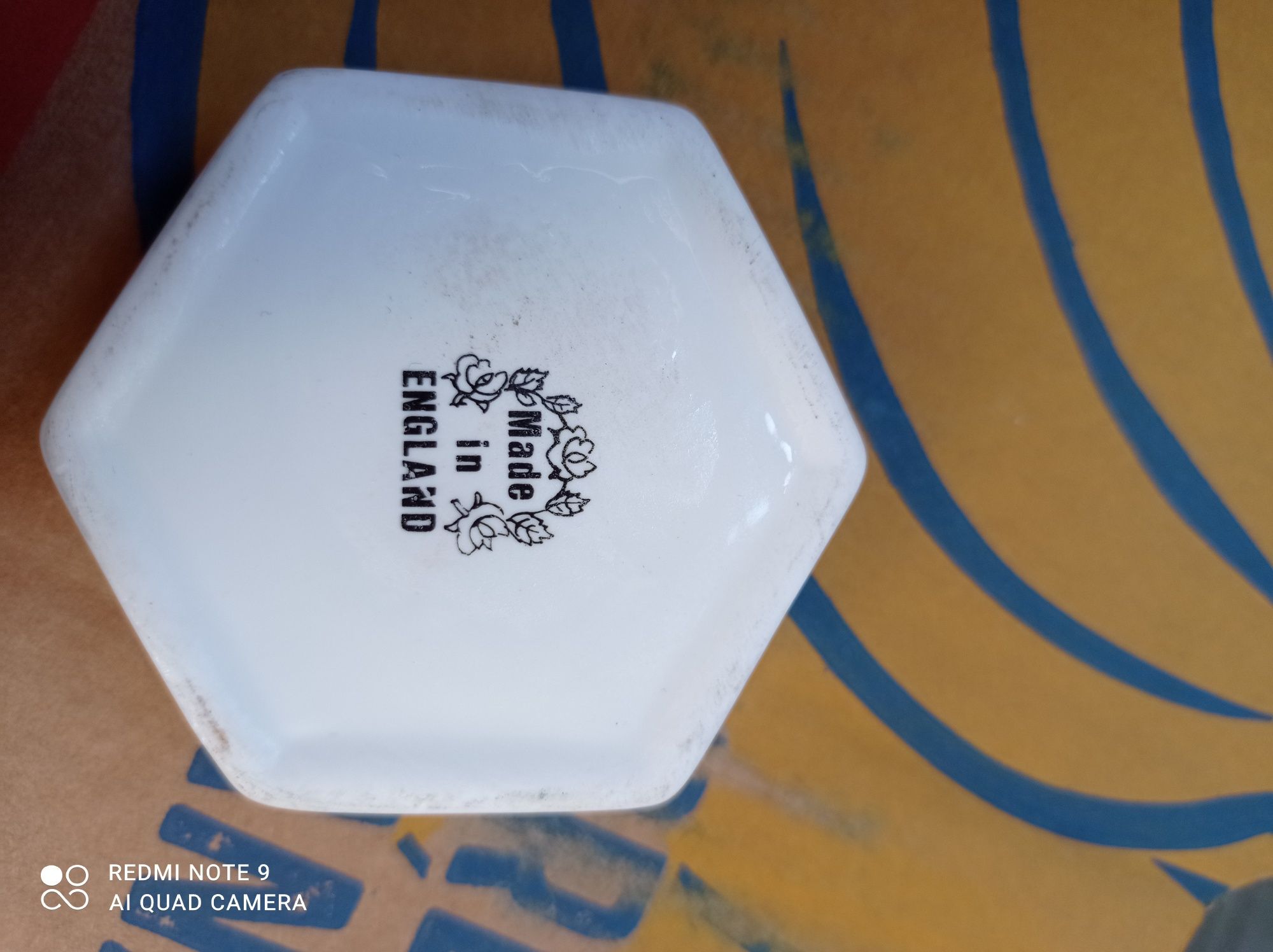 Śliczne puzderko z porcelany Made in England