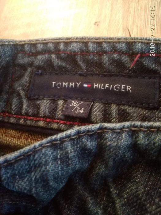 Spodnie Tommy Hilfiger.