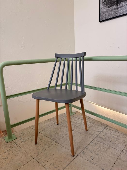 Cadeira cinza em bom estado