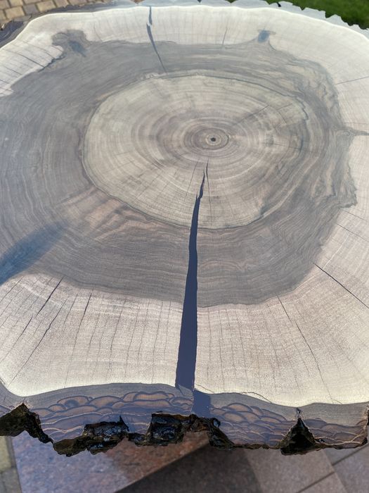 Stolik kawowy zaprojektowany w nowoczesnym stylu