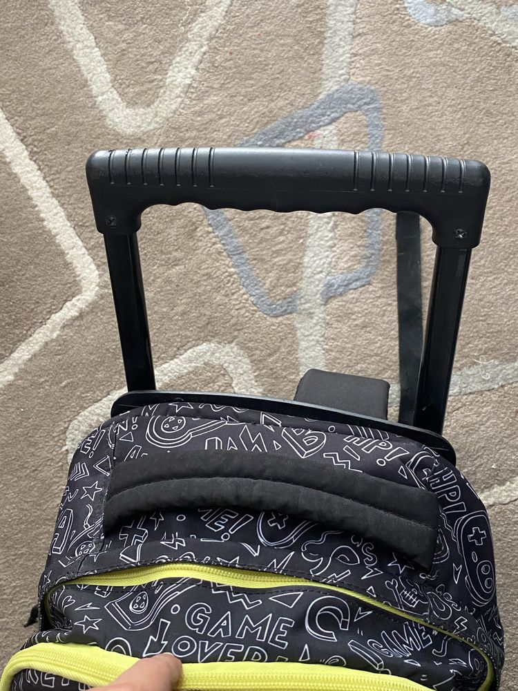 Mohila escolar com trolley