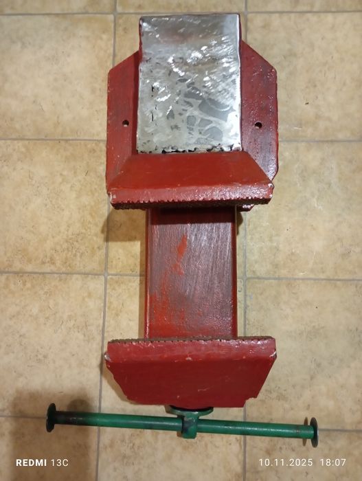 Тиски большие слесарные