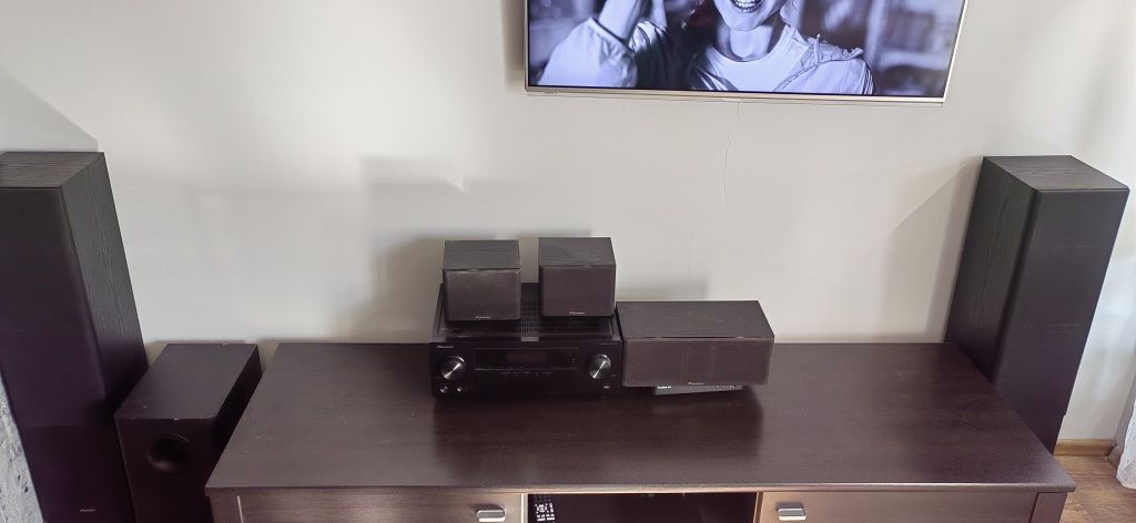 Amplituner Pioneer wraz z kinem domowym pięć głośników i subwoofer akt