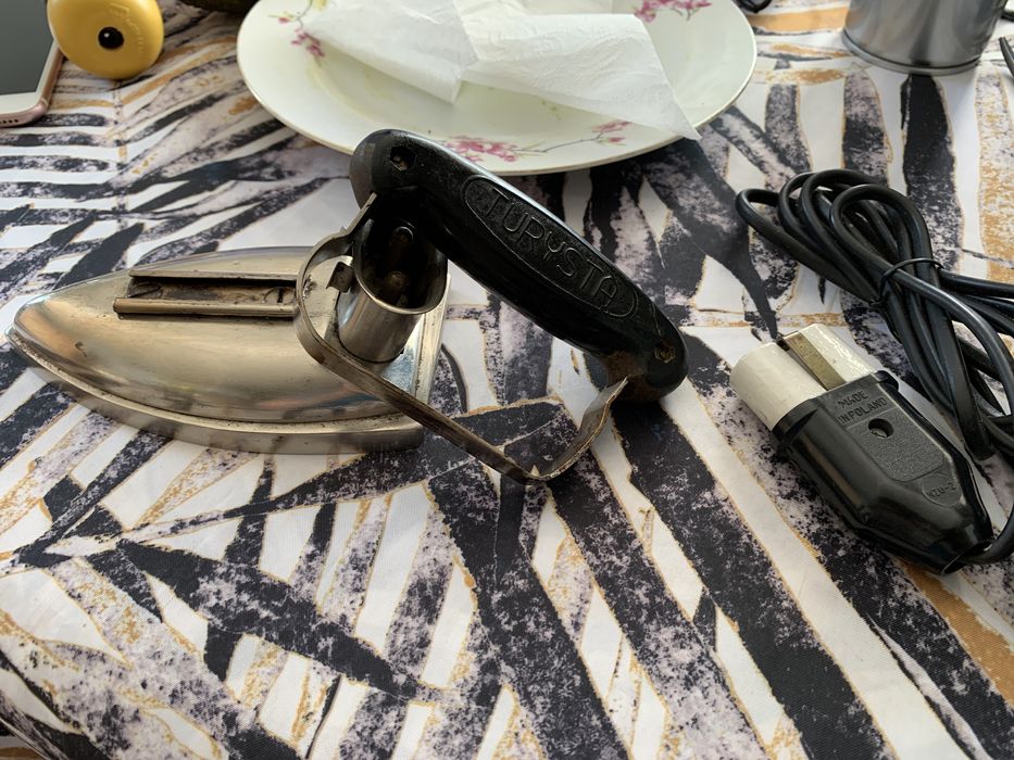 Małe stare żelazko turystyczne ze zdejmowaną rączką