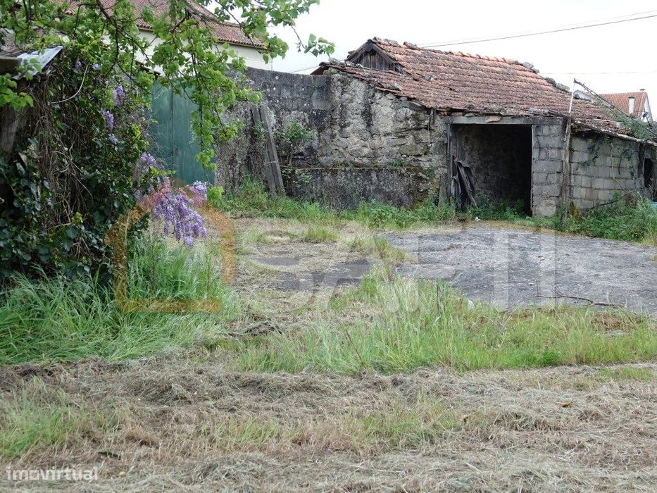 Quintinha com 6.845m2 e com casa de habitação para recuperar, com f...