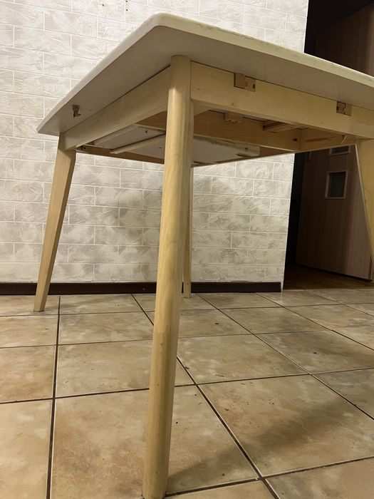 Stół kuchenny, rozkładany.