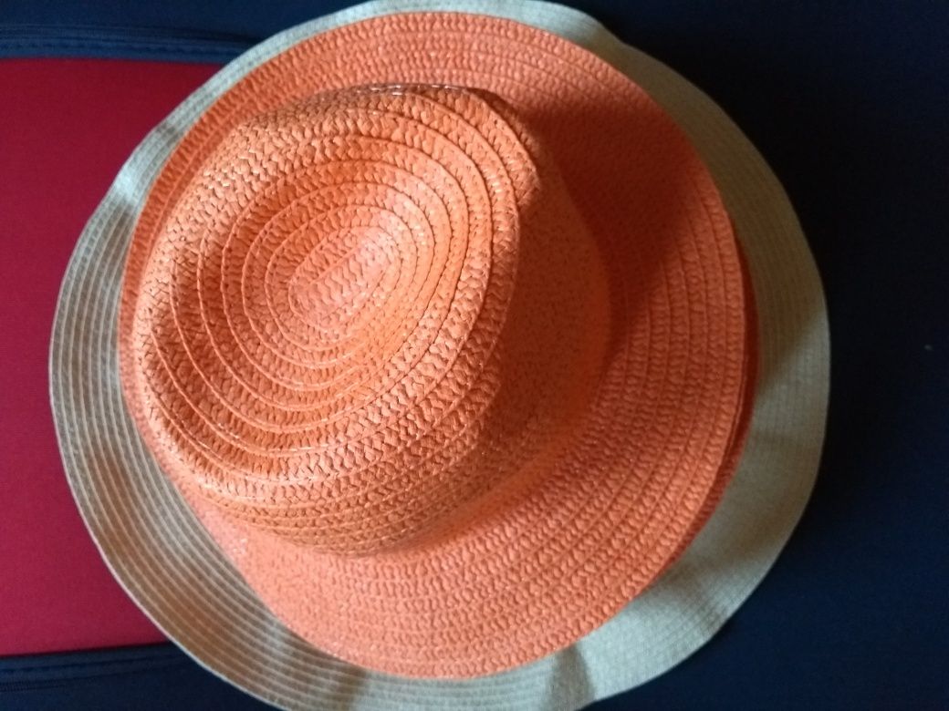 Нові оранжеві шляпи від сонця