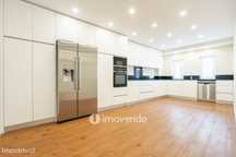 Moradia T4 exclusiva, com garagem e cozinha equipada, em Torres Novas