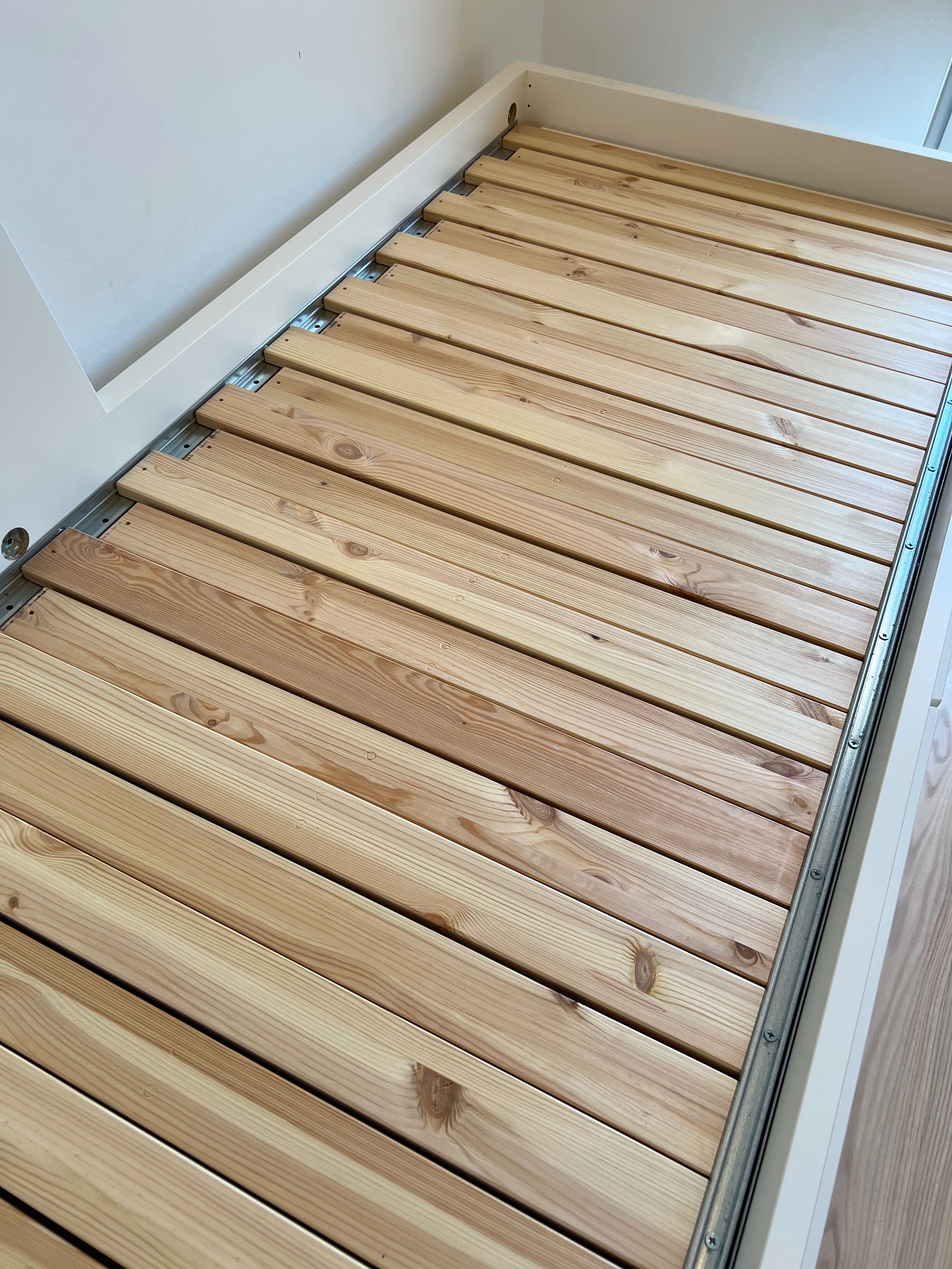 Łóżko drewniane rozsuwane z szufladami i zagłówkiem FLEKKE IKEA