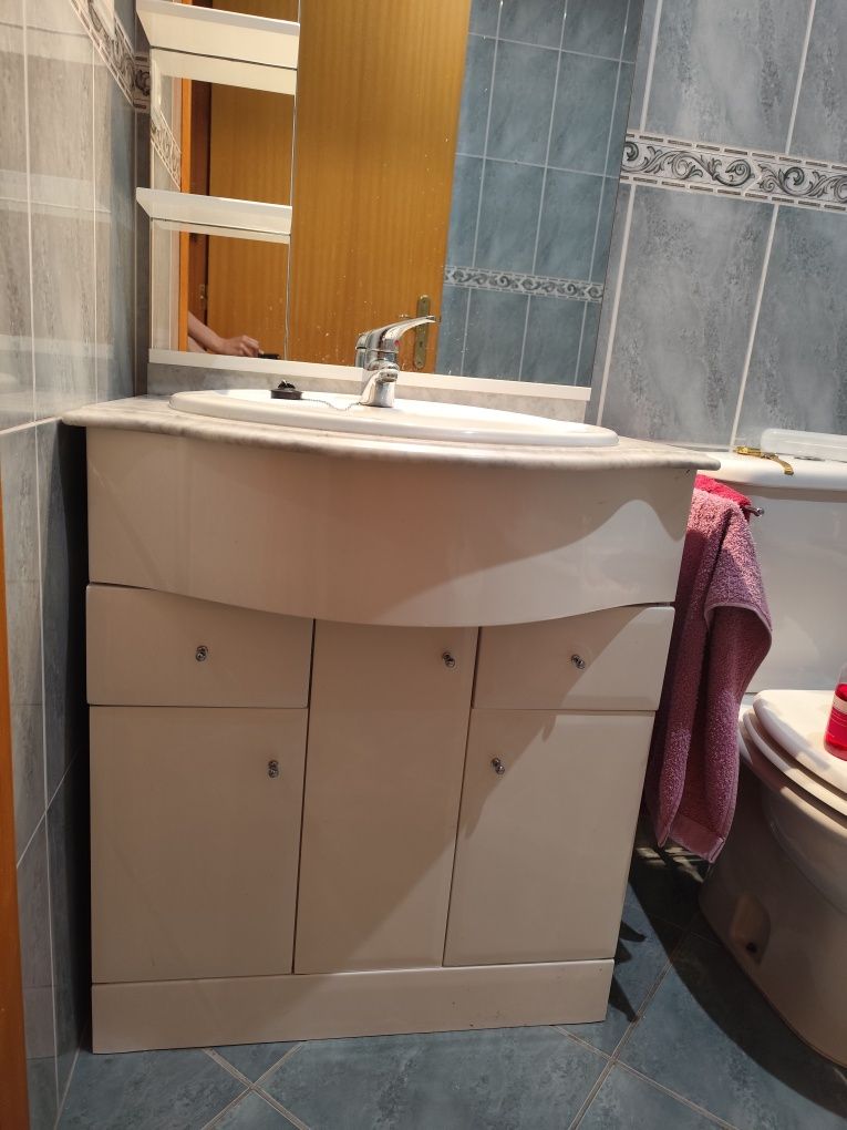 Móvel WC com lavatório, espelho, prateleiras e luzes