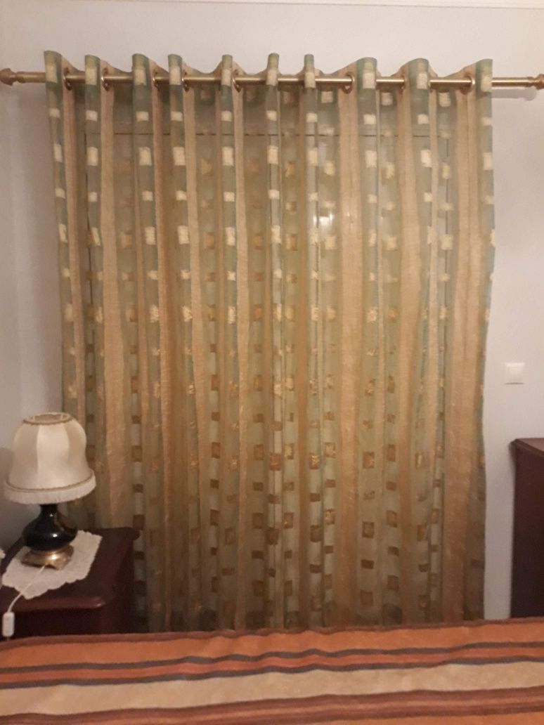 Cortinados de quarto ou sala.