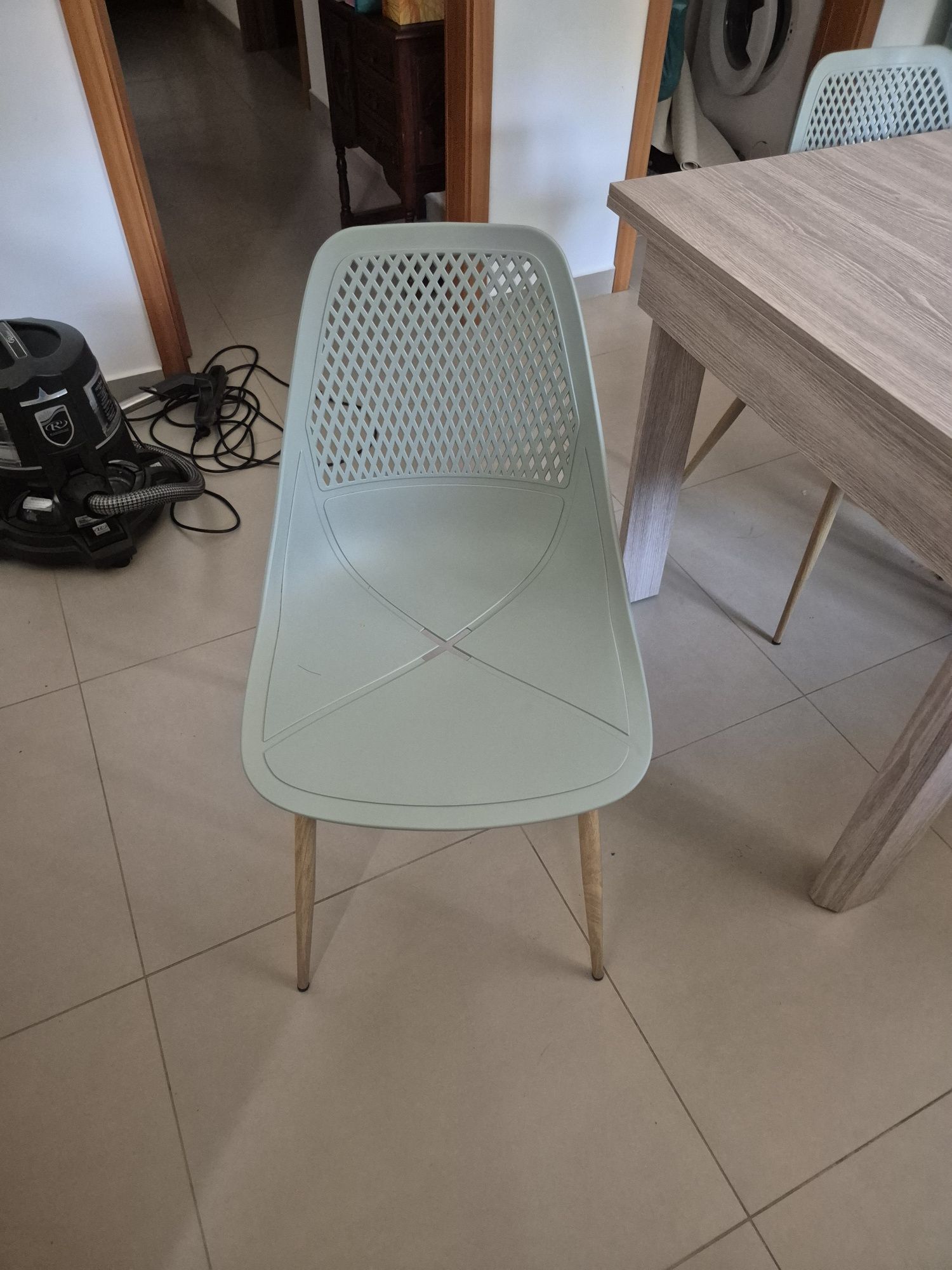 Conjunto de mesa e cadeiras