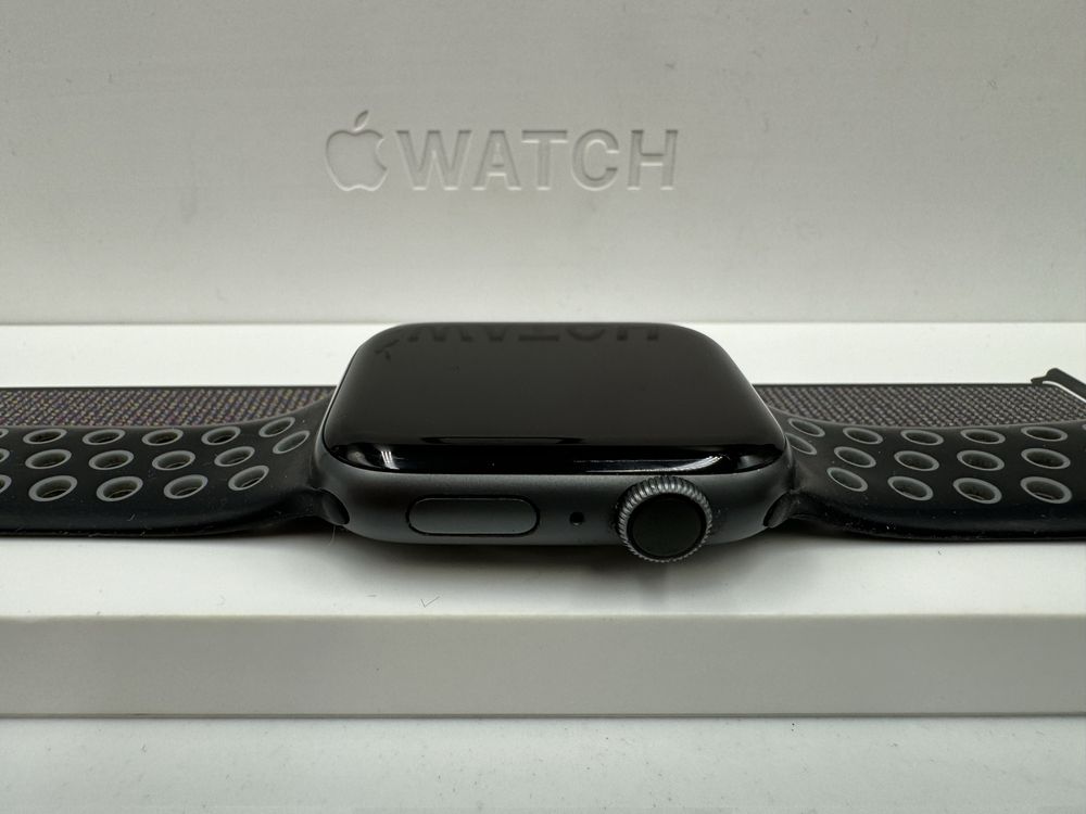 Apple watch SERIES 4  Space Gray Aluminum Case Black Sport Loop  44MM