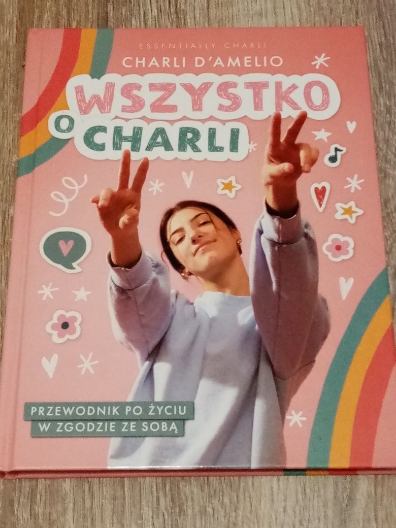 książka Wszystko o Charli D'Amelio  przewodnik gwiazdy TikToka. nowa