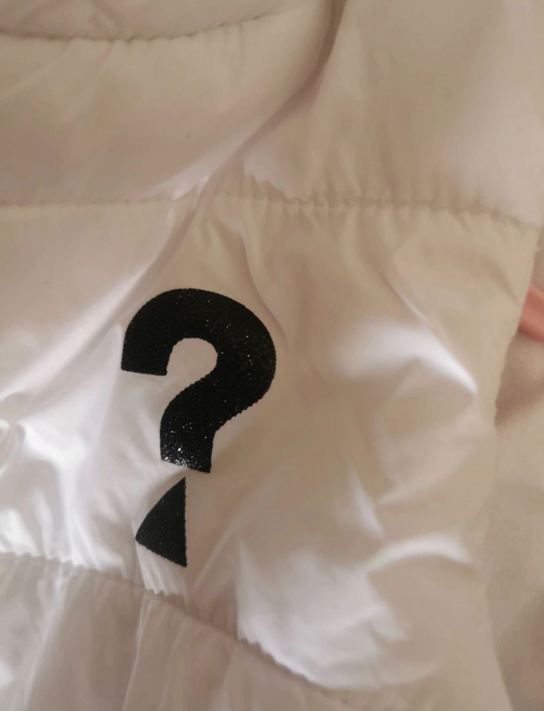 Stylowy biały bezrękawnik GUESS Premium 110