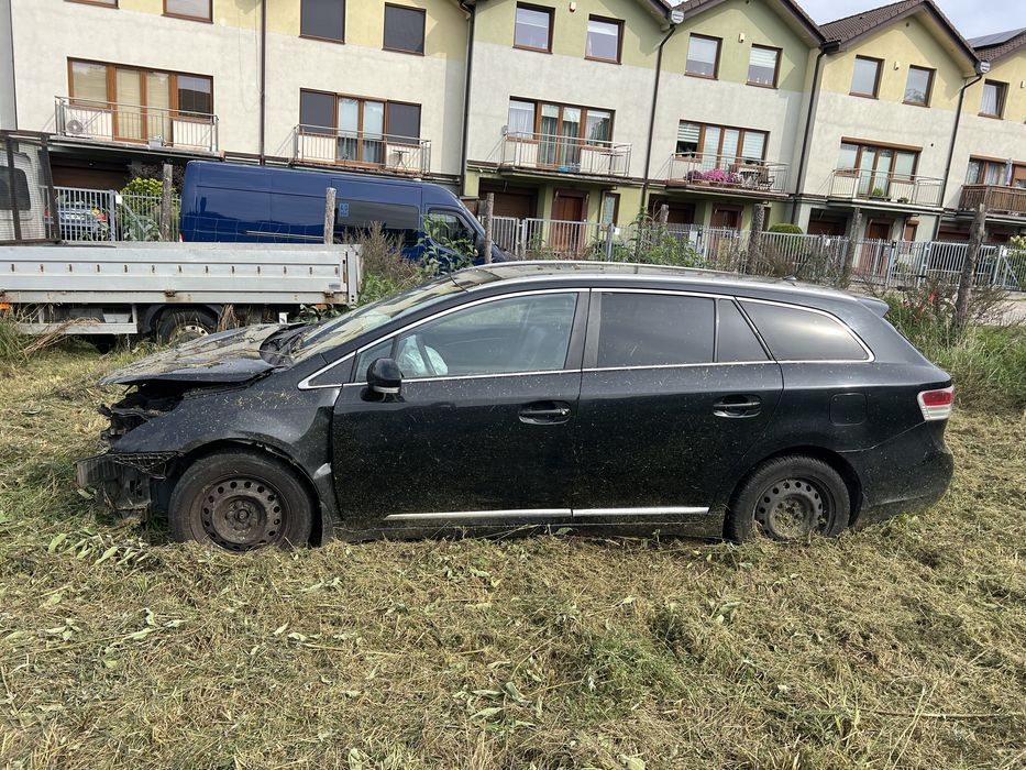 Toyota Avensis 2010r 2.0 d4d diesel_Kombi_Skory_Uszkodzony przod_