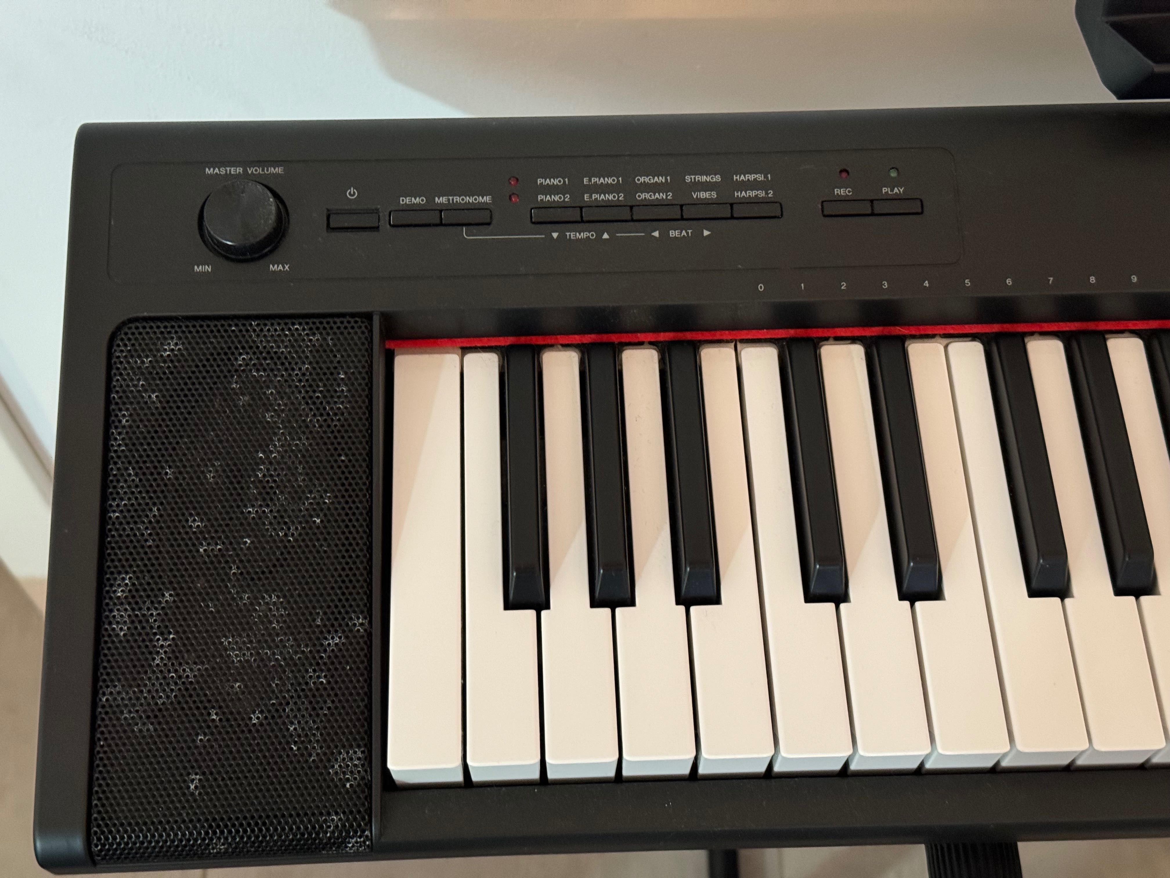 Piano Yamaha com suporte