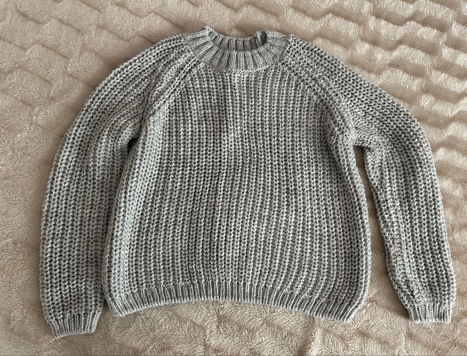 Сірий светр.